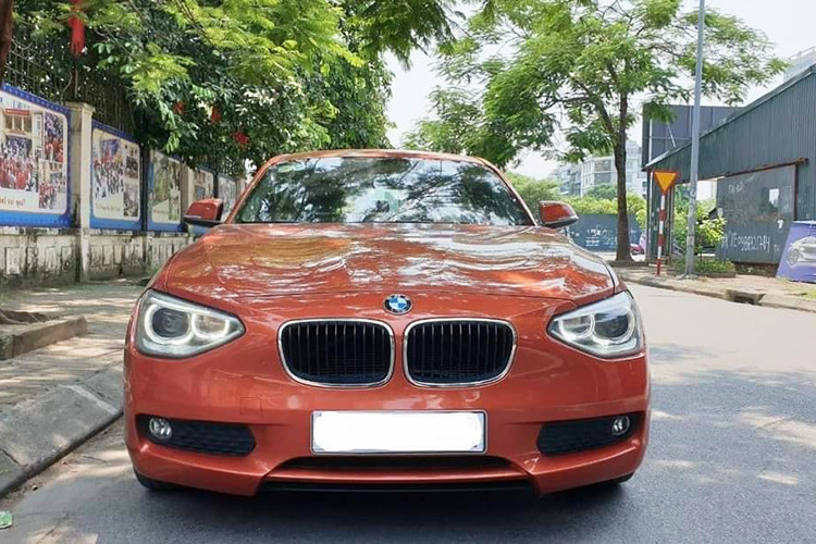 Phong cách thiết kế của mẫu xe cỡ nhỏ này vẫn mang những nét thể thao đặc trưng của BMW với cụm đèn pha vuốt nhọn hướng vào lưới tản nhiệt, đường gân trên nắp capô dạng chữ V. Cản trước với những đường nét cứng cáp, đèn sương mù được tích hợp vào trong hốc gió...
