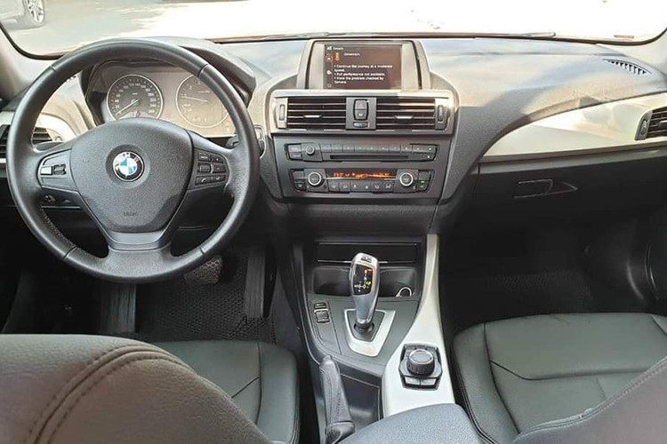 Nội thất của BMW 116i được thiết kế với màn hình trung tâm kích thước 6,5 inch được đặt hướng về phía người lái giúp dễ dàng quan sát hơn. Các trang bị tiện nghi trong xe cũng được trang bị khá tốt với tay lái bọc da tích hợp các nút bấm điều khiển, ghế ngồi bọc da. Hệ thống điều hòa không khí tự động, cốp xe tự động...
