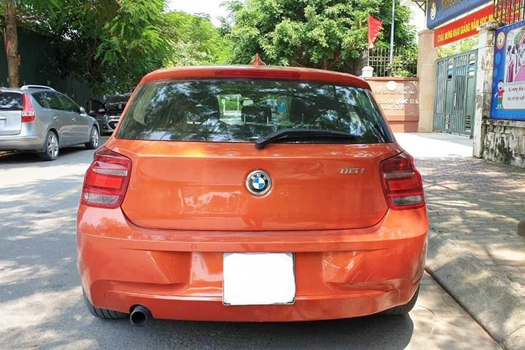 Cụm đèn hậu với kích thước lớn và thiết kế lạ mắt, dãy đèn phanh được bố trí nổi bật trên phần chóp sau của mui xe. Các đường ngang ở cản sau và cốp sau tạo cảm giác bề ngang của xe trông rộng hơn. BMW Series 1 đời 2013 được trang bị bộ mâm hợp kim nan 17-inch hình chữ Y, kiểu 280, lốp xe an toàn Runflat được trang bị tiêu chuẩn.