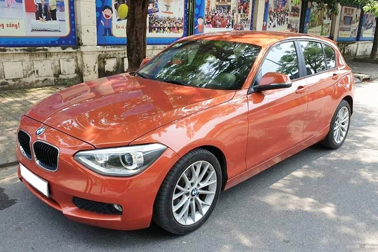 Mẫu xe hatchback hạng sang cỡ nhỏ BMW 116i đời 2013 này thuộc dòng xe 1-Series được xem là một lựa chọn đúng phong cách và đáng quan tâm cho những doanh nhân trẻ vừa khởi nghiệp. Chiếc xe trong bài viết này được chủ nhân tại Hà Nội đăng ký vào năm 2014 chạy khoảng 6 năm và đang chào bán trên sàn xe cũ với ngoại hình còn khá nguyên bản.
