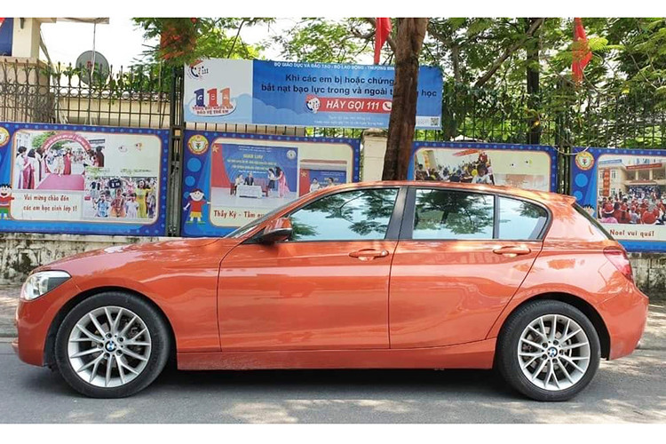 Mẫu xe sang cỡ nhỏ BMW 116i nằm trong phân khúc xe 5 cửa phổ thông phù hợp với điều kiện giao thông đô thị. Xe sở hữu kích thước dài x rộng x cao tương ứng 4.325 x 1.765 x 1.421 (mm) chiều dài cơ sở 2.690 mm. Với kích thước này, 116i dài hơn đối thủ Mercedes A-Class 33mm trong khi chiều rộng, chiều cao và chiều dài sơ sở lại ngắn hơn.