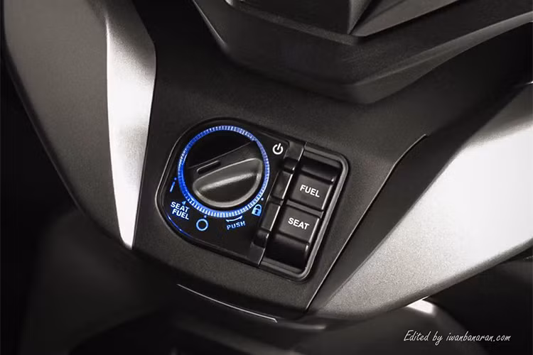 Về trọng lượng, Honda Forza 300 nhẹ hơn 12kg nhờ khung xe được cải tiến và thiết kế lại, giúp tăng tốc độ nhanh hơn và hiệu suất nhiên liệu tối ưu hơn. Xe được trang bị khoá điện giống như những mẫu xe ga cao gấp hiện nay với khoá thông minh không cần chìa Smartkey.