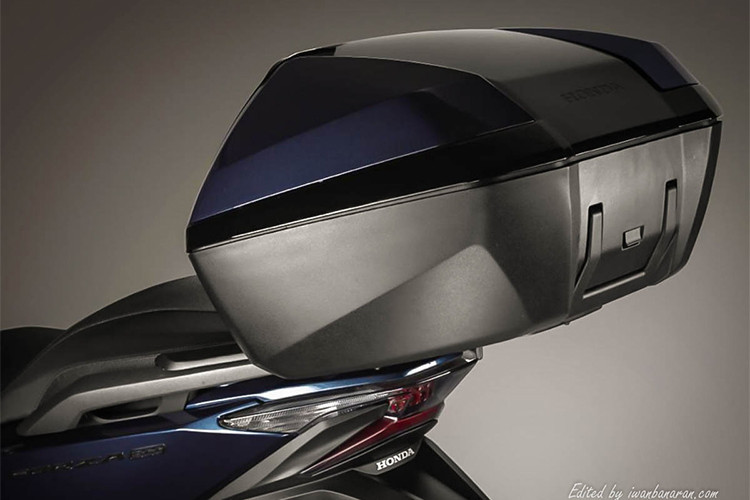 Yên xe thiết kế tương đối lớn, vị trí người ngồi trước hạ thấp trong tâm - yên mềm đủ dùng cho hai người ngồi thoải mái trên những cung đường dài. Ngoài ra nó còn có thêm phụ kiện đi kèm là cốp chứa đồ cỡ lớn phía sau, vật dụng này kiêm tựa lưng cho người ngồi sau đỡ mỏi.