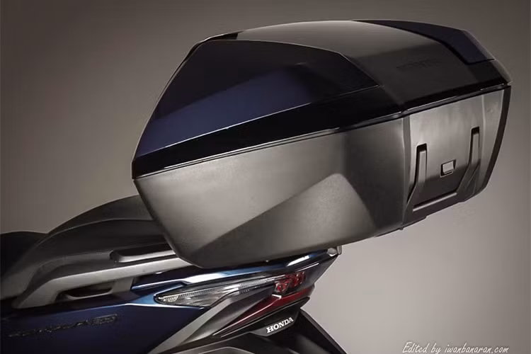 Yên xe thiết kế tương đối lớn, vị trí người ngồi trước hạ thấp trong tâm - yên mềm đủ dùng cho hai người ngồi thoải mái trên những cung đường dài. Ngoài ra nó còn có thêm phụ kiện đi kèm là cốp chứa đồ cỡ lớn phía sau, vật dụng này kiêm tựa lưng cho người ngồi sau đỡ mỏi.