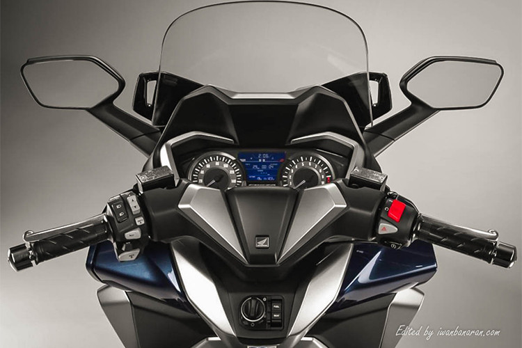 Đồng hồ của xe được thiết kế mới, góc cạnh và lớn hơn. Ngoài hai đồng hồ báo vòng tua máy và tốc độ còn có thêm màn hình hiển thị mới dạng lcd. Đặc biệt tính năng Honda Selectable Torque Control (HSTC) điều khiển chế độ lựa chọn mô-men xoắn từ tay lái bên trái là những điểm nổi bật.