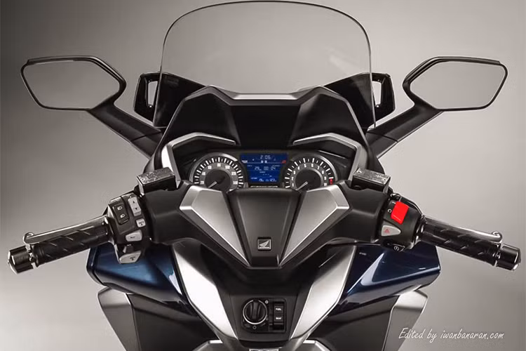 Đồng hồ của xe được thiết kế mới, góc cạnh và lớn hơn. Ngoài hai đồng hồ báo vòng tua máy và tốc độ còn có thêm màn hình hiển thị mới dạng lcd. Đặc biệt tính năng Honda Selectable Torque Control (HSTC) điều khiển chế độ lựa chọn mô-men xoắn từ tay lái bên trái là những điểm nổi bật.