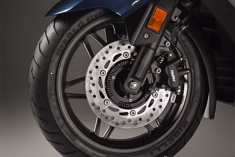 Honda Forza 300 2018 trang bị động cơ 4 van SOHC dung tích 279cc, tương tự động cơ của Honda SH300i. Động cơ này tạo công suất cực đại 18,5kW (24,81 mã lực) tại vòng tua máy 7.000 vòng/phút và mo-men xoắn cực đại 27,2Nm tại vòng tua 5.750 vòng/phút. Kết hộp cùng hộp số vô cấp CVT và truyền động dây đai.