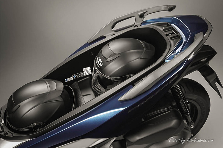 Khung xe cũng được thiết kế lại, đơn giản hơn để giúp giảm trọng lượng của xe. Ngoài ra, chiều rộng thân xe Honda Forza 300 2018 thu gọn lại 2mm, góc nghiêng phuộc trước giảm 0,5 độ, từ 27 độ xuống còn 26,5 độ. Cốp chứa đồ dưới yên thiết kế lớn, có thể đựng vừa hai mũ bảo hiểm nửa đầu cùng nhiều đồ vật nhỏ gọn khác.