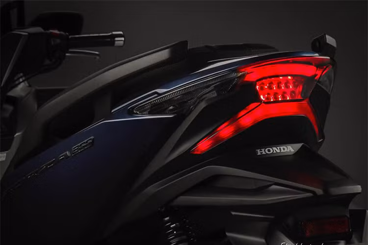 Một số trang bị đáng chú ý khác trên Honda Forza 300 2018 bao gồm kính chắn gió chỉnh điện. Bộ phanh mới của xe đi kèm chống bó cứng ABS tiêu chuẩn có kích thước lần lượt là 15" ở trước và 14" ở sau. Bộ vành xe tương thích với lốp có kích thước chuẩn là 120/70-15 và 140/70-14. 
