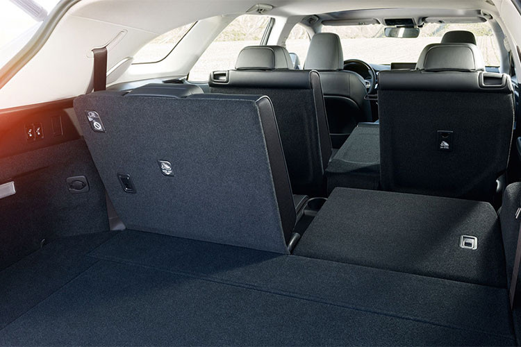 Ngoài ra, phiên bản Premier cao cấp nhất còn sở hữu hệ thống hỗ trợ đỗ xe, phanh thông minh và màn hình quan sát toàn cảnh. Bên cạnh đó, hàng ghế sau bọc da Aniline cũng có hệ thống sưởi, hệ thống âm thanh cao cấp của Mark Levinson.