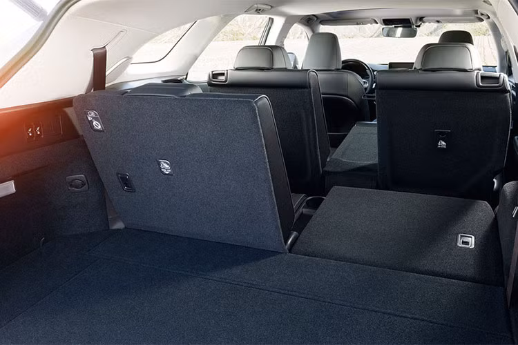 Ngoài ra, phiên bản Premier cao cấp nhất còn sở hữu hệ thống hỗ trợ đỗ xe, phanh thông minh và màn hình quan sát toàn cảnh. Bên cạnh đó, hàng ghế sau bọc da Aniline cũng có hệ thống sưởi, hệ thống âm thanh cao cấp của Mark Levinson.