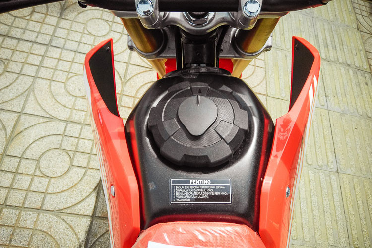 Honda cũng đã đưa ra một danh sách dài tùy chọn khác nhau cho chiếc xe cào cào cỡ nhỏ này như khung chống đổ, túi du lịch gắn bình xăng và hai bên, chắn phanh đĩa, kính chắn gió cao, tấm bảo vệ gầm, bảo vệ tay nắm...dành cho người sử dụng có thêm sự lựa chọn.