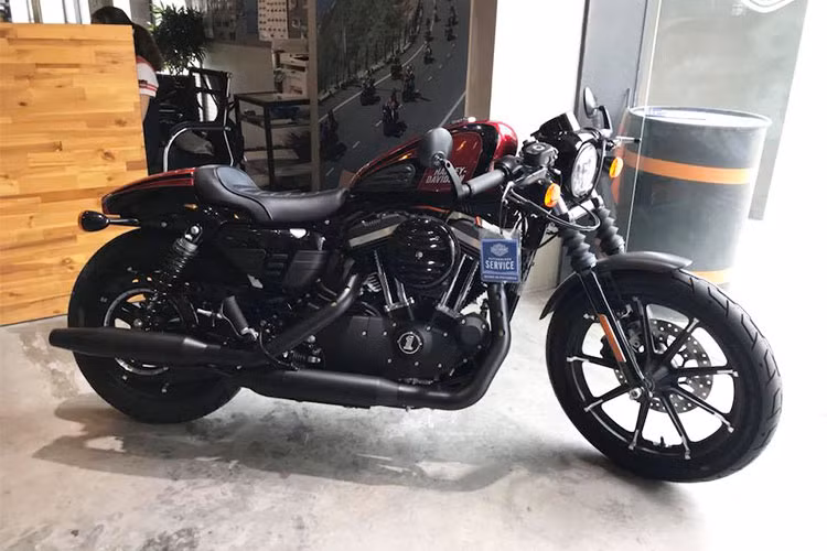 Đại gia ngành nhựa - Phạm Trần Nhật Minh hay còn được giới chơi xe gọi với cái tên Minh Nhựa mới đây bị phát hiện có đam mê tậu môtô "khủng" bản giới hạn. Chiếc mới nhất là xe môtô Harley-Davidson Iron 883 Café Racer phiên bản giới hạn chỉ 100 chiếc được sản xuất trên thế giới.