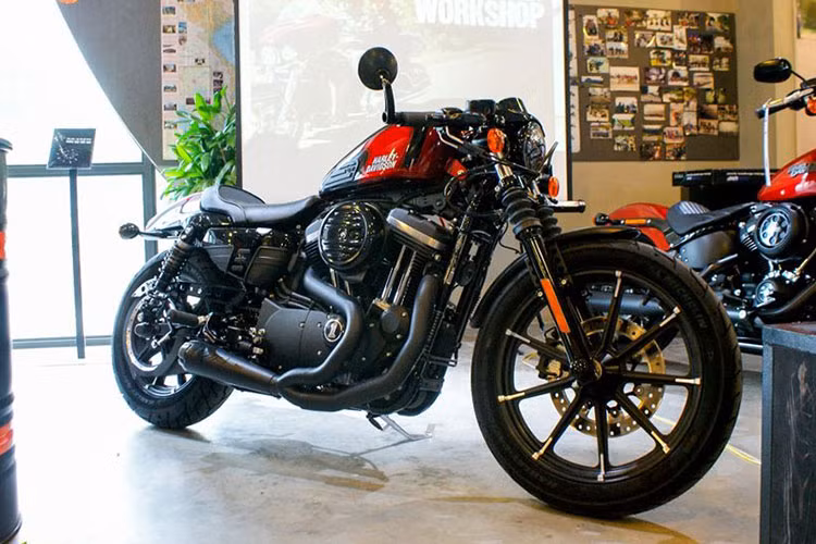 Chiếc Harley-Davidson 883 cafe racer mới này dự tính trong thời gian tới sẽ được "xếp lốp" cùng các siêu xe "khủng" nhất Việt Nam là Lamborghini Aventador LP750-4 SV, Mercedes-Benz và "thần gió" Pagani Huayra... trị giá hàng chục tỷ đồng của đại gia siêu xe Minh Nhựa.