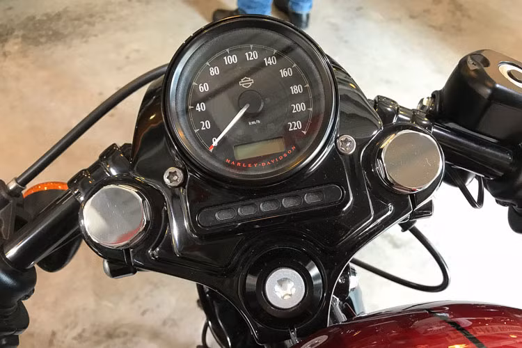 Mẫu xe 883 Café Racer này được Harley-Davidson độ lại theo hình ảnh những chiếc cafe racer cổ điển ở thập niên 70 của thế kỷ trước. Cụm ghi đông và trảng ba của xe thay đổi bằng ghi đông clip-on racing, phù hợp với việc tạo ra tư thế lái ngồi chồm đặc trưng cho xe đua.