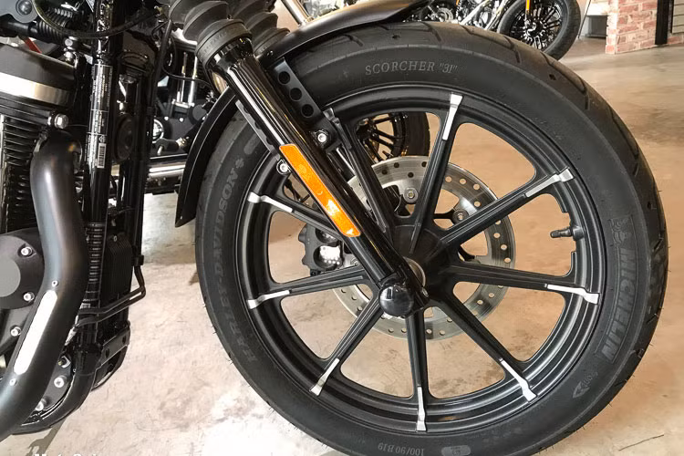 Tương tự, nhằm thể hiện triệt để phong cách cafe racer, phần gác chân cũng tùy chỉnh lại, được đặt ở vị trí mới, lùi về phía sau buộc người lái phải chồm sát và hai chân kẹp chặt vào hông xe đúng chất xe đua. Trang bị an toàn của xe với mâm đúc đa chấu, phanh đĩa ABS trước và sau.