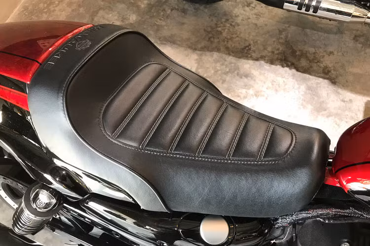 Yên solo nâng cấp với trọng tâm thấp hơn, đường chỉ may thủ công tạo vẻ hoài cổ nhằm đem lại tổng thểm hoàn mỹ nhất. Bộ gương hậu nguyên bản cũng thay đổi với gương tích hợp trên gù cân lái giúp đầu xe trở nên gọn gàng hơn rất nhiều, nhưng vẫn đảm bảo tốt tầm quan sát phía sau khi di chuyên trên đường.