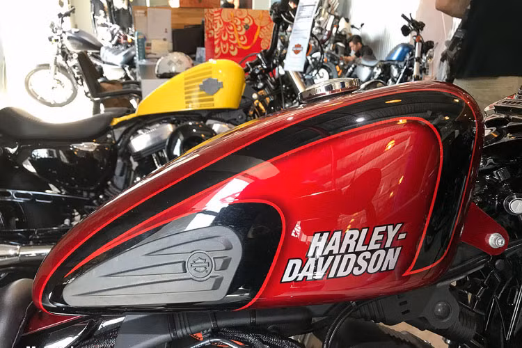 Xe được trang bị bộ áo đỏ-đen nổi bật, ngoại hình xe được độ lại đèn pha LED mới. Bình xăng xe thiết kế nhỏ gọn, nhô cao, phần yên lái thấp, ghi đông hơi cúp về sau nên sẽ rất phù hợp với những người trẻ năng động... đặc biệt với những người có sở thích độ chế theo cá tính riêng.