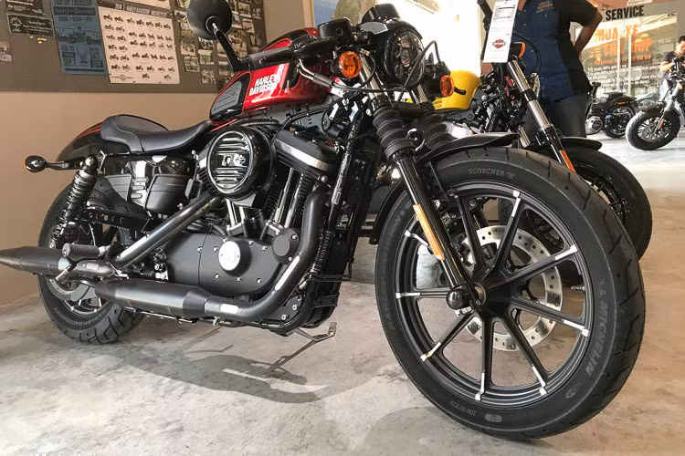 Harley-Davidson Iron 883 Café Racer phiên bản giới hạn 100 chiếc mới được Minh Nhựa tậu từ nhà phân phối chính hãng được cho là chiếc độc nhất vô nhị tại Việt Nam. Đây là một phiên bản độ Café Racer chính hãng do Harley-Davidson thực hiện trên chiếc Harley-Davidson Iron 883.