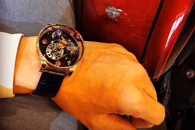 Hình ảnh chiếc xe môtô Harley-Davidson 883 của Minh Nhựa được chia sẻ trên mạng xã hội mới đây chỉ có đúng 1 bức ảnh chụp lại số thứ tự 81/100 của chiếc Harley-Davidson Iron 883 Café Racer, kèm theo đó là chiếc đồng hồ Jacob &amp; Co Astronomia Tourbillon có giá siêu đắt đỏ. 