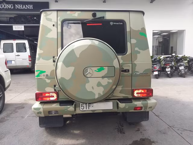 Mercedes-Benz G63 AMG có thiết kế đầu xe nổi bật với hình hộp vuông vức và góc cạnh đã có từ 35 năm qua trên các dòng G-Class. Những thanh bảo vệ được mạ crôm sáng bóng trước đầu xe khá ấn tượng. Phía đuôi xe có lốp dự phòng cỡ lớn hay cặp ống xả được đặt bên hông xe là những trang bị đặc trưng cho các dòng Mercedes-Benz G-Class.