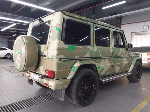 Bên cạnh bộ áo camo mang đậm chất "lính", chiếc xe Mercedes-Benz G63 AMG của tay chơi đến từ Đồng Nai còn được trang bị la-zăng độ "khủng" với thiết kế 8 chấu kép và sơn đen bóng. Điểm nhấn trên "bộ vó" này chính là cùm phanh màu đỏ của AMG.