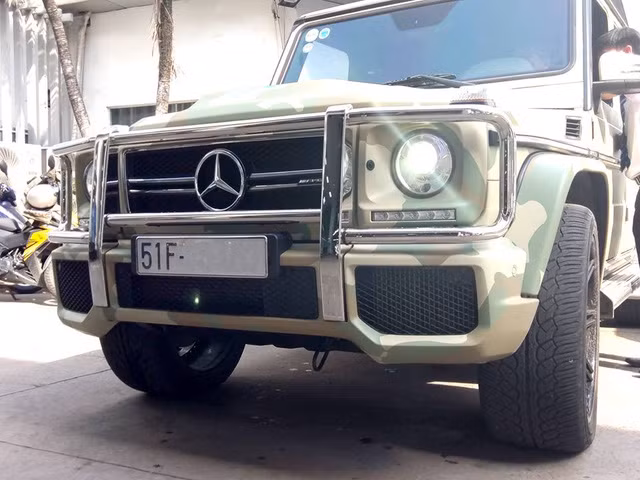 Kể từ khi ra mắt lần đầu tiên vào năm 1979, đến nay thiết kế ngoại thất của chiếc Mercedes-Benz G-Class vẫn mang hình dáng vuông vức ấn tượng mà không có quá nhiều thay đổi. Hãng xe đến từ Đức chỉ trang bị thêm một số tính năng mới như đèn pha bi-xenon hay dãy đèn LED chiếu sáng ban ngày cho "ông vua địa hình" G63 AMG .