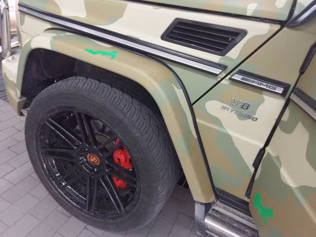 Ngoài ra, chiếc siêu SUV Mercedes-Benz G63 AMG thuộc dạng "hàng hiếm" tại thị trường Việt Nam hiện nay còn ddược chủ nhân trang bị một chi tiết mang tính "cá nhân hóa" như logo C88 thay cho G63 quen thuộc.