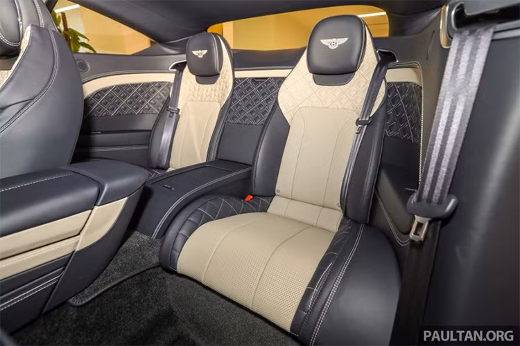 Chi tiết da trên ghế ngồi được khâu hình quả trám và chỉ khâu tương phản. Chiếc Continental GT First Edition 2018 tại Malaysia có nội thất 2 màu trắng và đen và ghế ngồi may bằng chỉ trắng nổi bật, bàn đạp xe bằng nhôm kèm theo nhiều chi tiết được làm thủ công đẹp mắt...