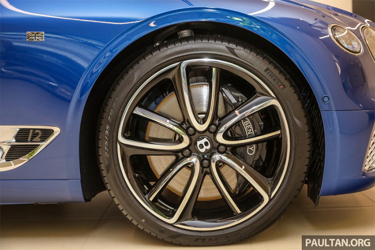 Mẫu xe siêu sang Bentley Continental có cấu trúc khung gầm được chia sẻ với Porsche Panamera. Mũi xe được hạ thấp hơn, trong khi đó trục trước được kéo thêm 135 mm về phía trước và động cơ được đẩy về gần cabin để cải thiện phân bổ trọng lượng. Điểm khác biệt dễ nhận ra nhất chính là bộ vành có kích thước lên đến 22 inch.