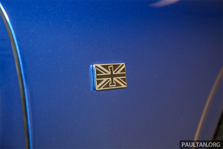 Xe nhẹ hơn 80 kg so với bản cũ với cấu trúc thân nhôm đồng thời được sử dụng công nghệ làm nóng kim loại lên tới 500 độ C để tạo những nếp gấp sắc nét. Bentley Continental GT First Edition 2018 còn điểm nhấn quan trọng ở ngoại thất chính là lá cờ Liên hiệp Anh ở bên hông xe.