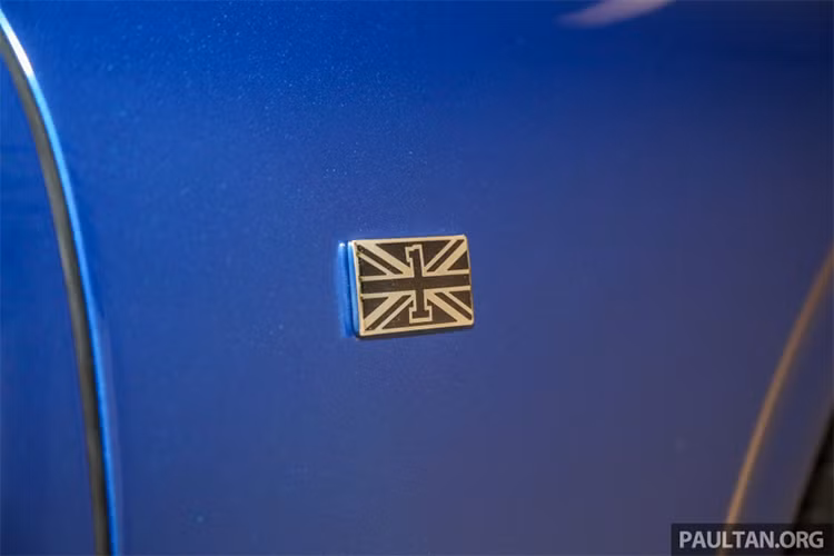 Xe nhẹ hơn 80 kg so với bản cũ với cấu trúc thân nhôm đồng thời được sử dụng công nghệ làm nóng kim loại lên tới 500 độ C để tạo những nếp gấp sắc nét. Bentley Continental GT First Edition 2018 còn điểm nhấn quan trọng ở ngoại thất chính là lá cờ Liên hiệp Anh ở bên hông xe.