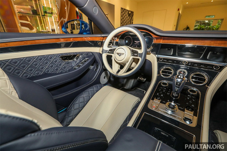 Giống với bản tiêu chuẩn, Bentley Continental GT First Edition 2018 cũng có màn hình "3 trong 1" mang tên gọi Rotating Display. Ở màn hình đầu tiên là cảm ứng 12,3 inch hiển thị hàng loạt tính năng của xe... hệ thống âm thanh với dàn loa 650 W, hoặc tuỳ chọn với Bang &amp; Olufsen 1.500W hoặc dàn âm thanh Naim 2.200W.