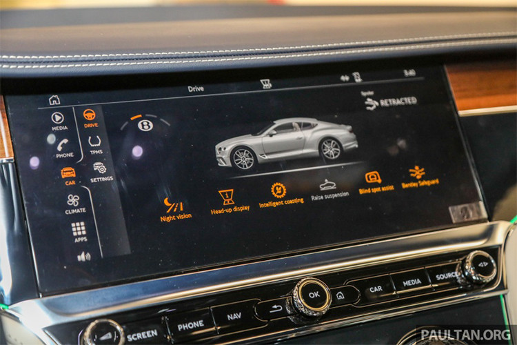 Hãng siêu xe sang Bentley cung cấp đến 4 loại gỗ ốp cho nội thất của Continental GT First Edition 2018 như Dark Stained Madrona, Dark Fiddleback Eucalyptus, Tamo Ash và Liquid Amber. Bentley Continental GT First Edition 2018 cũng có chi tiết "thửa riêng" đó chính là mặt táp-lô của xe được phủ màu đen Grand Black.