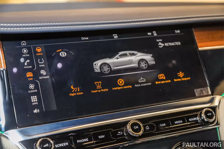 Hãng siêu xe sang Bentley cung cấp đến 4 loại gỗ ốp cho nội thất của Continental GT First Edition 2018 như Dark Stained Madrona, Dark Fiddleback Eucalyptus, Tamo Ash và Liquid Amber. Bentley Continental GT First Edition 2018 cũng có chi tiết "thửa riêng" đó chính là mặt táp-lô của xe được phủ màu đen Grand Black.