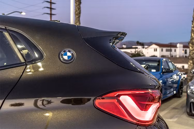 Tổng thể, BMW X2 mới được nhấn nhá thêm bởi kính chắn gió thể thao phía trước, những tấm kính cửa sổ nhỏ gọn quanh xe, mui xe dốc nhẹ về phía sau và kết thúc bằng cánh lướt gió gắn trên nắp cốp. Đuôi xe với các điểm nhấn nhá mang hơi hướng các đàn anh trong dòng X series.