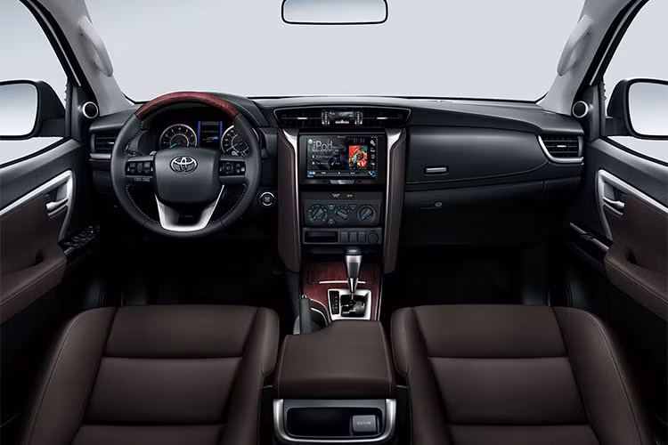 Về thiết kế ngoại thất, mẫu xe Toyota Fortuner lắp ráp tại Việt Nam sẽ vẫn giữ nguyên, gần như không có sự thay đổi. Tương tự như vậy, nội thất của Fortuner 2018 cũng được Toyota giữ nguyên. Dù có cách bố trí các chi tiết y hệt như Hilux, nhưng bảng táp-lô của Fortuner thế hệ mới lại được thiết kế hoàn toàn khác biệt, khiến chiếc xe trông cao cấp hơn.