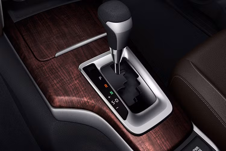 Mức giá bán cùng số phiên bản của Toyota Fortuner lắp ráp trong nước hiện vẫn chưa được tiết lộ. Trong khi đó, Toyota Fortuner nhập khẩu hiện có 4 phiên bản cùng mức giá bán từ 1,026 tỷ đến 1,354 tỷ đồng. Chỉ trừ phiên bản tiêu chuẩn trang bị máy dầu cùng số sàn được bán đúng giá, 3 phiên bản còn lại đều bị bán kèm phụ kiện lên tới cả chục triệu đồng.