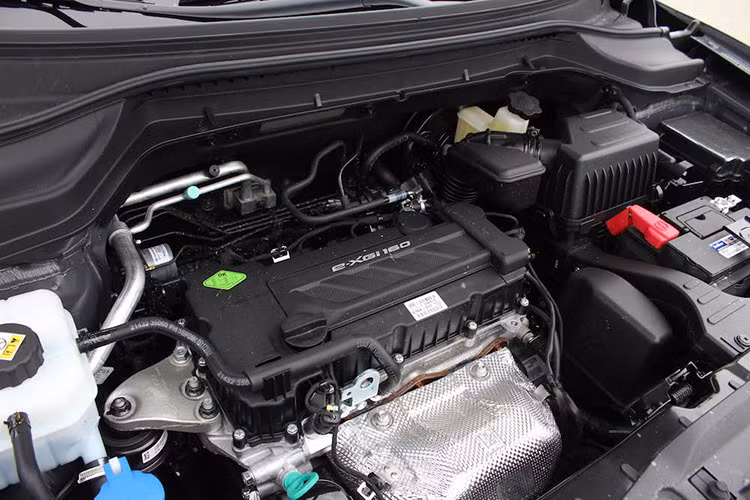 Phiên bản số sàn của Tivoli vẫn dùng động cơ 1.6L. So với Ford EcoSport, mẫu xe này có sức mạnh hơn hẳn với công suất cực đại 128 mã lực/6.000 v/p (Ford EcoSport là 110/6.300), mô-men xoắn lớn nhất 160 Nm/4.600 v/p (Ford EcoSport là 140/4.400).