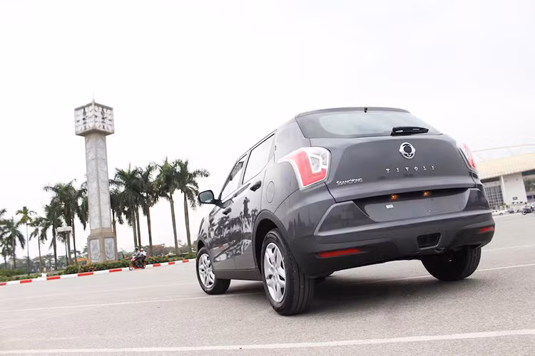 Xét về tổng thể, mẫu SUV Tivoli có thiết kế mang phong cách khá lạ lẫm đối với nhiều người tiêu dùng tại Việt Nam, tuy nhiên nó vẫn sở hữu nhiều nét đặc trưng của những chiếc Ssang Yong tại Hàn Quốc trước đây. Xe sở hữu tổng thể (4195 x 1795 x 1590 mm) phù hợp với thiết kế mang nhiều nét tạo hình hiện đại.
