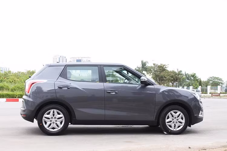 Mới đây, SsangYong tại Việt Nam đã bất ngờ bổ sung thêm phiên bản Tivoli số sàn bên cạnh phiên bản số tự động 1.6L ra mắt trước đó. So với mức giá 630 triệu đồng của bản số tự động, phiên bản số sàn được ấn định mức giá chính hãng là 570 triệu đồng.