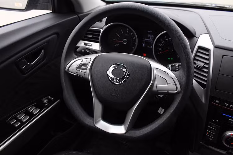 Vô-lăng của xe dạng 3 chấu thể thao bọc da, tích hợp các phím bấm điều khiển đa chức năng được mạ crôm sáng, ghế bọc da, điều hòa hai vùng độc lập, hệ thống giải trí tích hợp trên màn hình 7 inch và có kết nối với smartphone, camera lùi, MP3, cruise control...