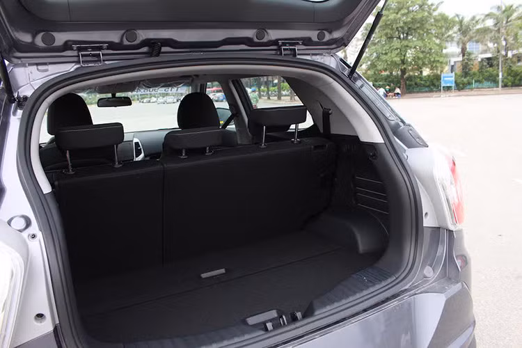 Hàng ghế sau có không gian rộng rãi so với đối thủ cùng phân khúc. Cốp sau của SsangYong Tivoli 2016 sở hữu thể tích chứa 423 lít khi chưa gập hàng ghế thứ 2, giúp để được tối đa 3 bộ đánh golf. Đồng thời ở vị trí này còn có thêm một ổ cắm điện 12V, giúp tiện lợi cho việc cắm máy bơm hơi hoặc máy hút bụi mini.