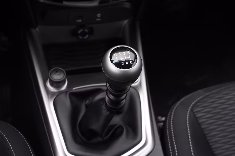 Hộp số sàn 6 cấp với tay nắm tròn thể thao. Trang bị an toàn trên xe khá đầy đủ gồm: túi khí, dây đai an toàn tự căng, phanh ABS và đĩa phanh ở 4 bánh… Màn hình giải trí 7 inch kết hợp camera lùi, cửa sổ chỉnh điện với chế độ tự động ở cửa số bên lái, gương gập chỉnh điện.