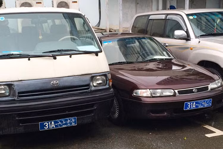 Nhiều xe ôtô công được rao thanh lý với mức giá chỉ từ vài triệu đồng.