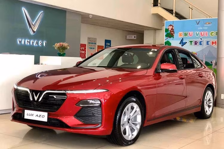 VinFast Lux A2.0 giam gia, chua toi 500 trieu dong