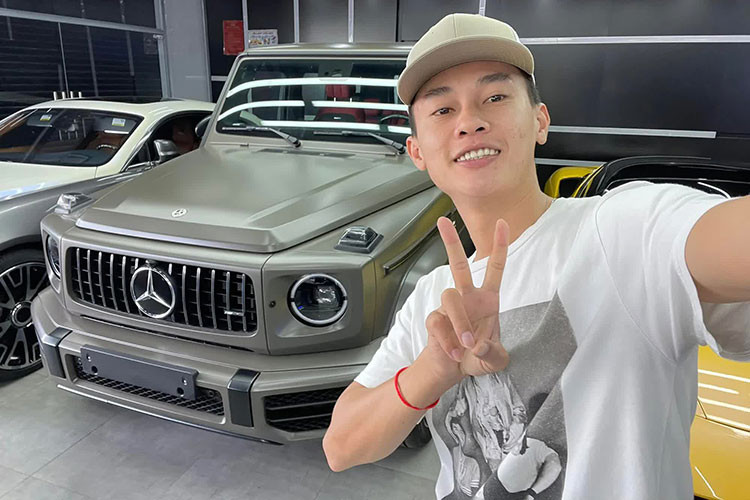 Theo ước tính, tổng giá trị của những chiếc siêu xe của Phan Công Khanh khoe trên Facebook cá nhân cũng như trưng bày tại Showroom lên tới hơn 300 tỷ đồng. Con số này chưa tính đến những chiếc xe trị giá lên đến hàng trăm tỷ đồng mà Khanh đang đặt mua từ nước ngoài, dự kiến sẽ nhập về Việt Nam trong thời gian tới.