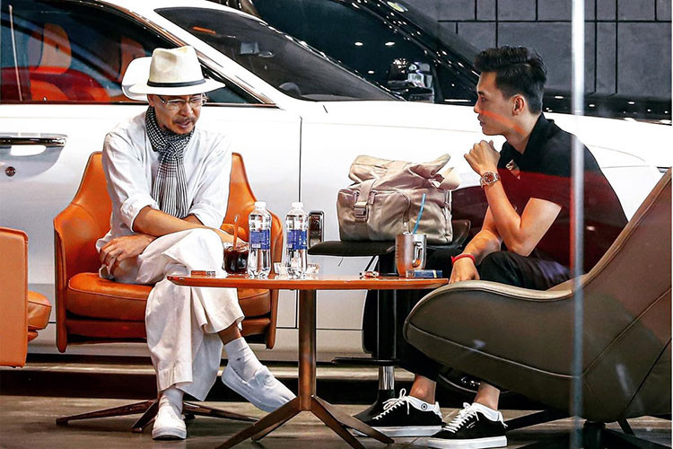 Đáng chú ý, tay buôn siêu xe này cũng thường xuyên gặp gỡ và mua đi bán lại ôtô cho các đại gia Việt kiếm lời. Điển hình là việc ông trùm siêu xe Việt Nam - Đặng Lê Nguyên Vũ cũng thường xuyên mua lại một số siêu xe và xe thể thao đắt tiền của tay buôn này.