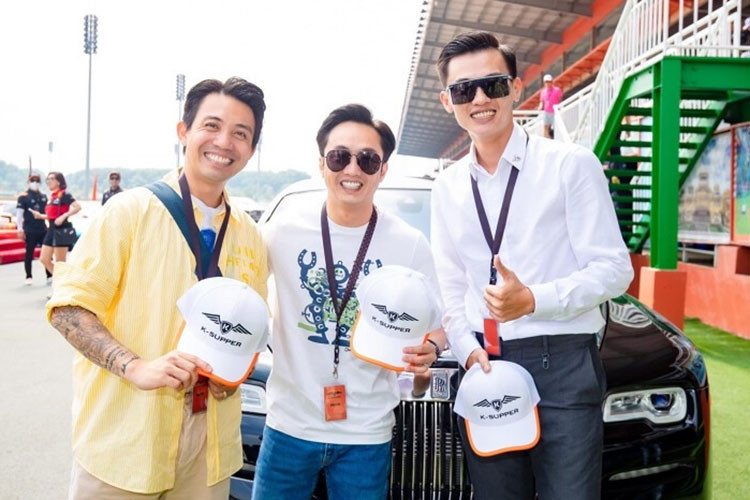 Vốn là tay chơi và buôn siêu xe có tiếng nên Phan Công Khanh cũng có mối quan hệ tốt với nhiều đại gia khét tiếng trong giới "chơi xe" như Cường Đô La, Minh Nhựa...