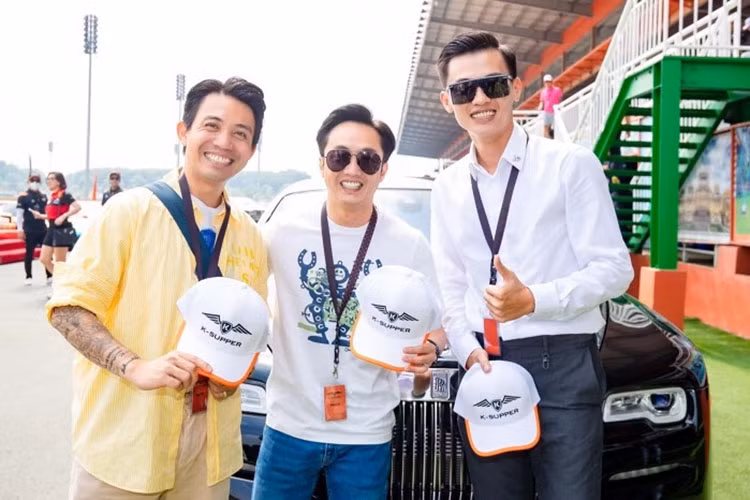 Vốn là tay chơi và buôn siêu xe có tiếng nên Phan Công Khanh cũng có mối quan hệ tốt với nhiều đại gia khét tiếng trong giới "chơi xe" như Cường Đô La, Minh Nhựa...